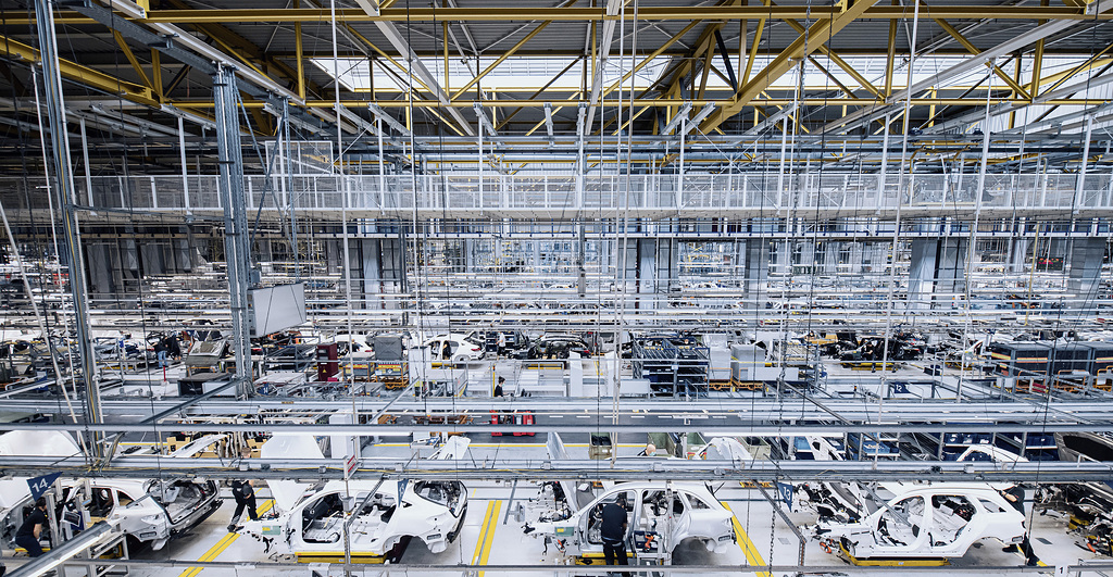 The Mercedes-Benz plant in Bremen started production of the all-electric EQE a few months ago. Already in May 2019, the EQC (combined power consumption: 21.5 kWh/100 km; CO₂ emissions combined: 0 g/km) was integrated into ongoing series production at the Mercedes-Benz plant in northern Germany.