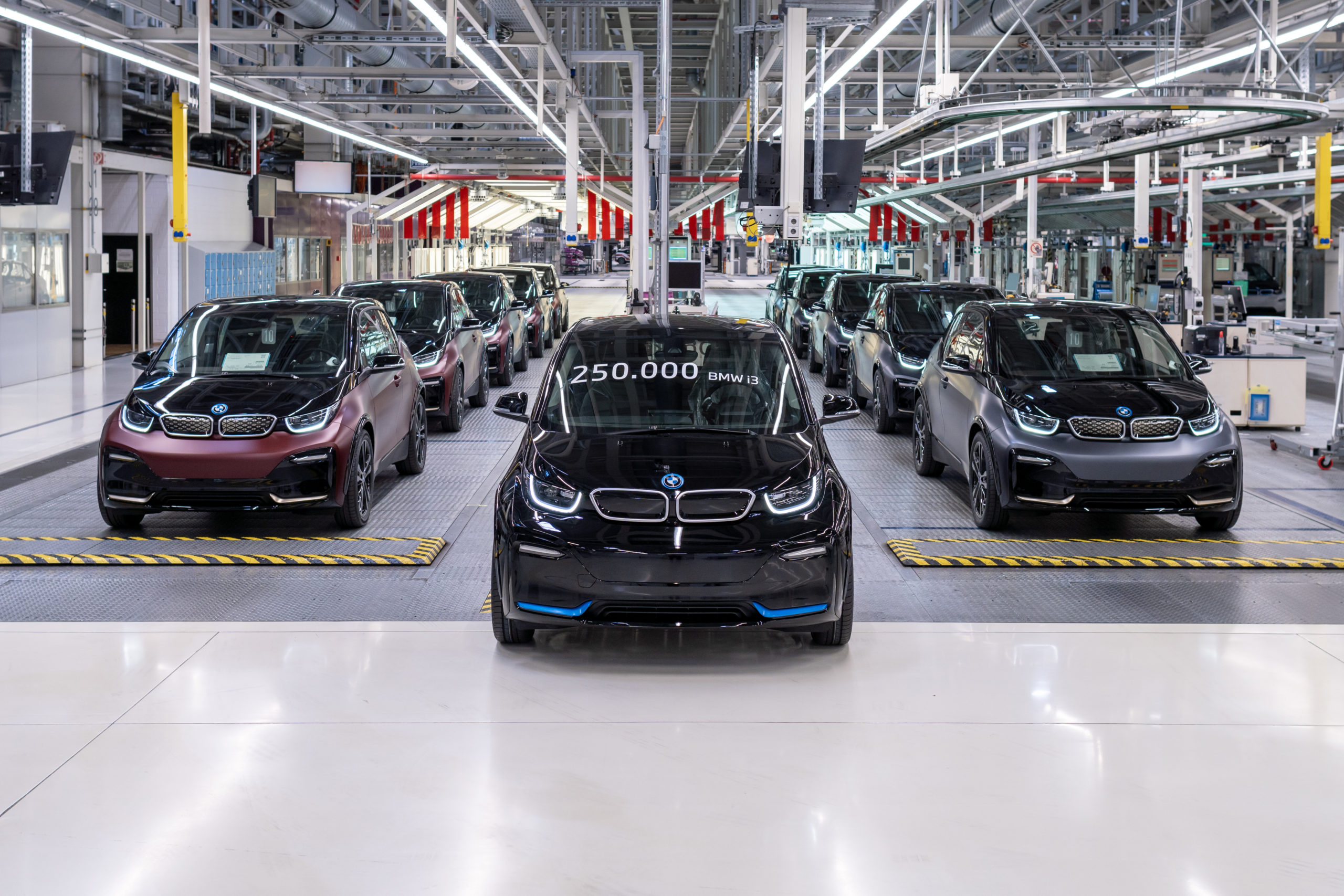 The 250,000th BMW i3 together with the BMW i3s of the HomeRun Edition from the BMW Group Plant Leipzig