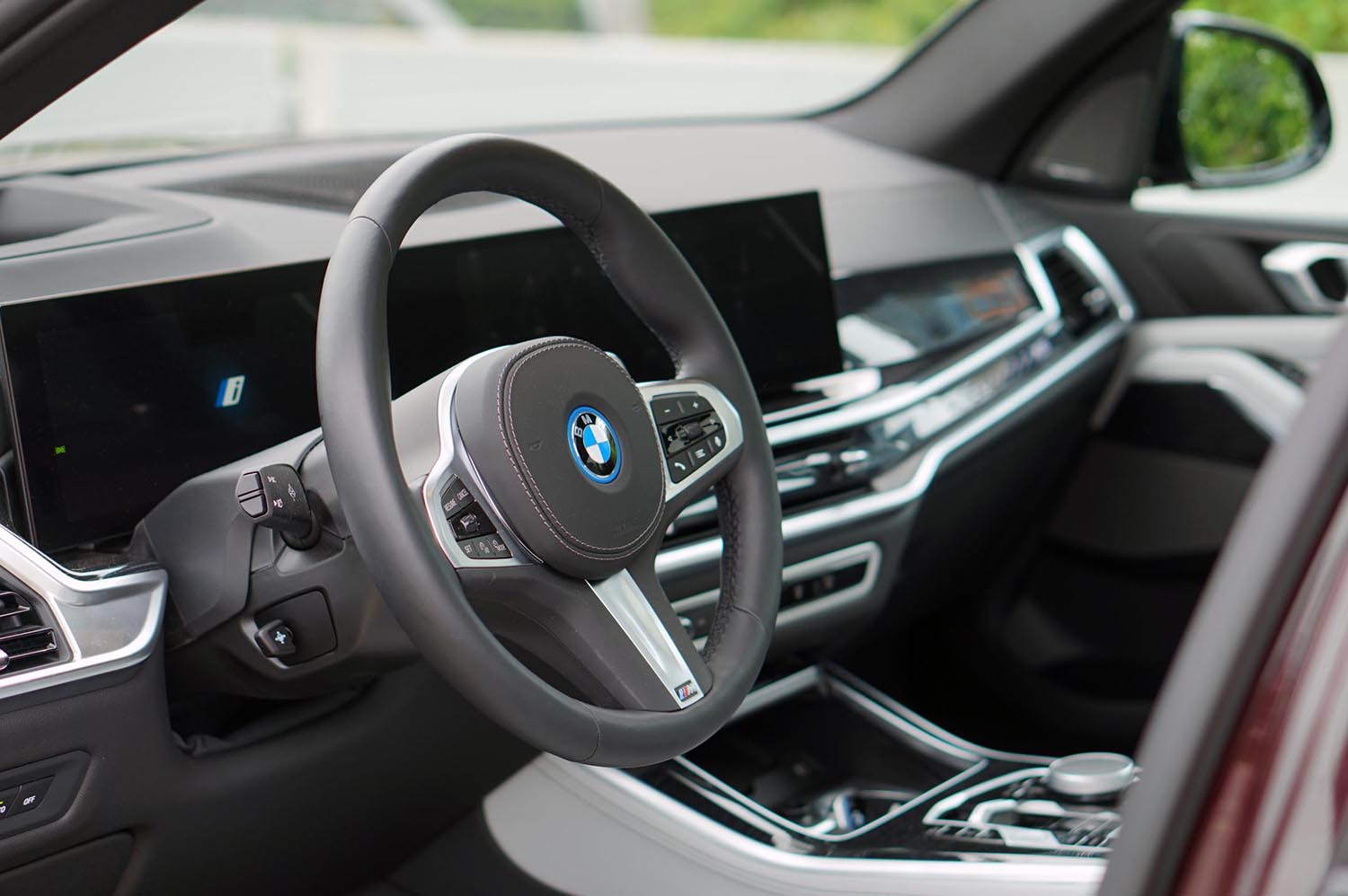 2024 BMW X5 xDrive50e / Jodi Lai, AutoTrader